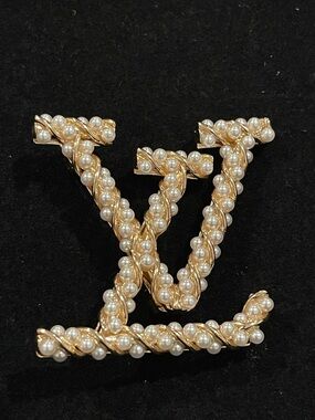 Fashion Jewelry Stamped Pearl-Studded Brooch- Gold